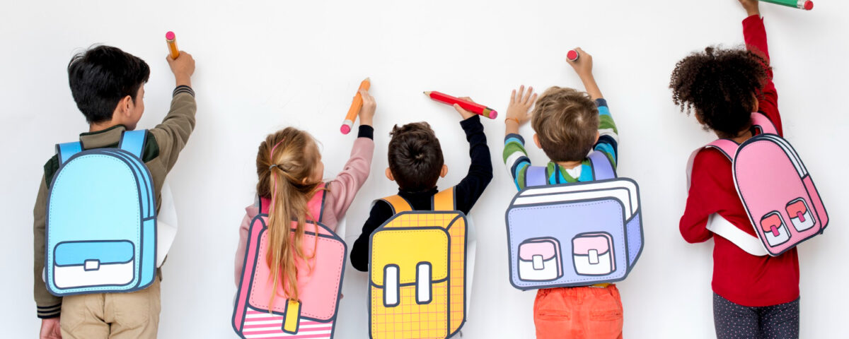 compagni di calsse di spalle con zainetti disegnati